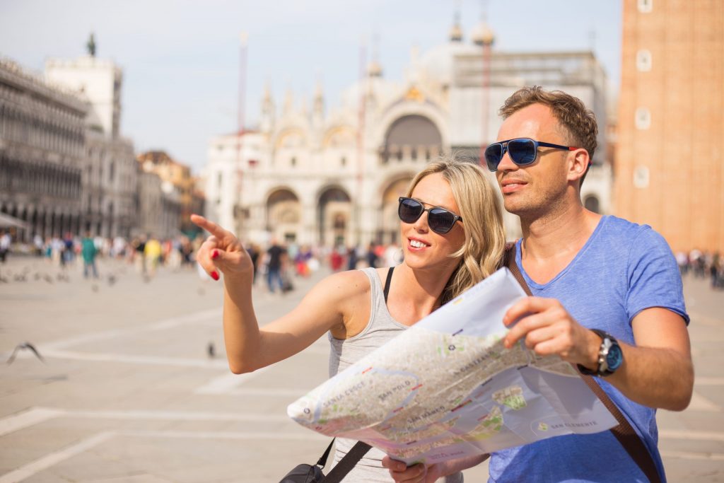 Pareja de viaje en venecia