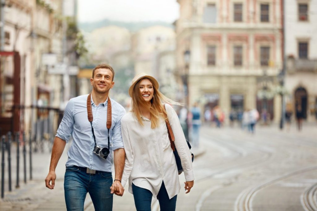 Pareja de escapada romántica por San Valentin