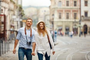 Pareja haciendo turismo en la ciudad