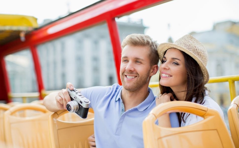 Pareja de visita por Madrid en el bus turístico 