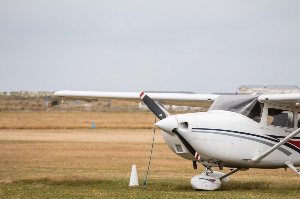 Avioneta preparada para despegar para un safari en kenya