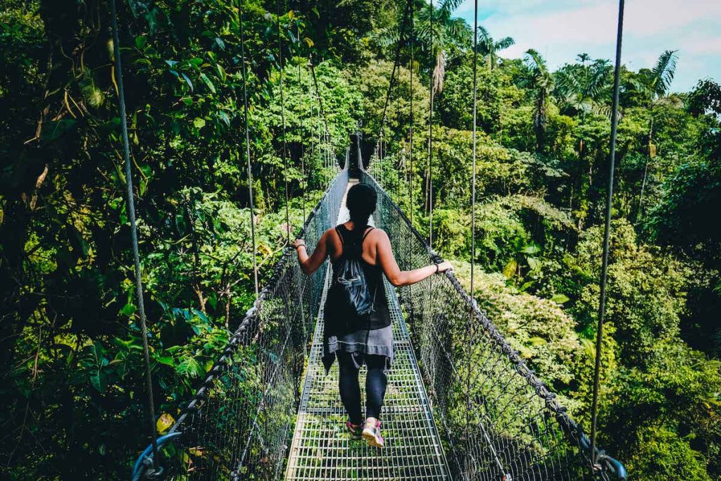 Turista pasea por puente en el Parque Nacional de Monteverde en Costa Rica