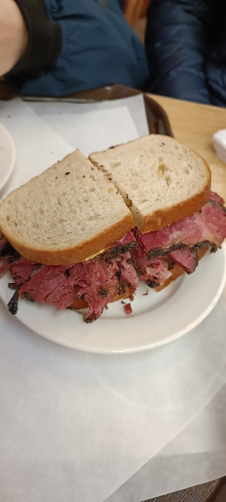 Típico bocadillo de pastrami en Katz´s Nueva York