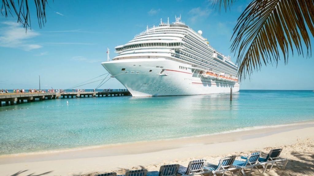 Crucero atracado en una isla del Caribe