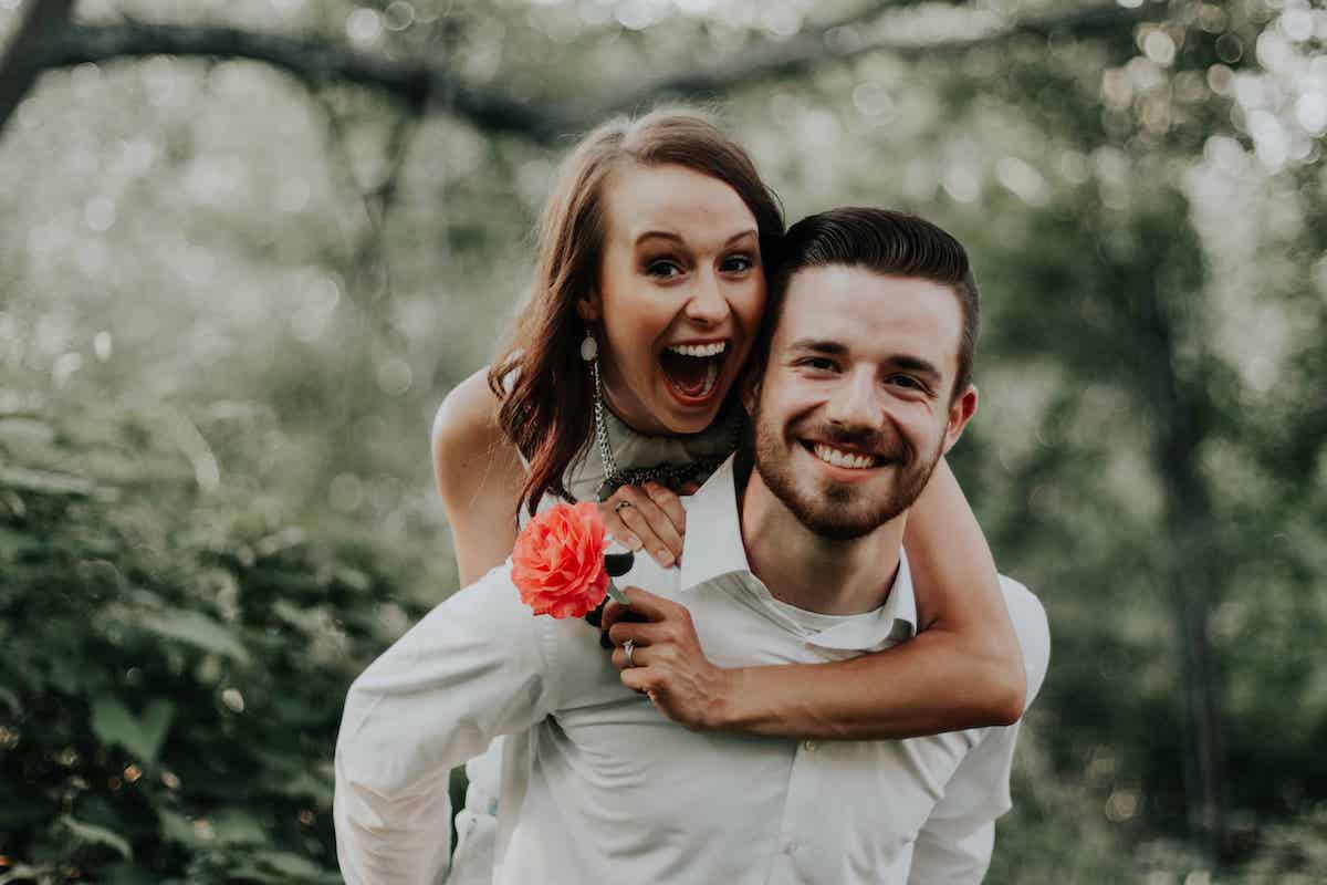 Pareja de novios sonriente