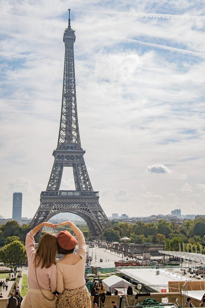 Turistas frente a Torre Eifel en París