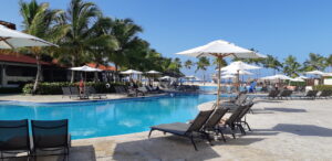 Vista de la piscina de un resort vacacional en República Dominicana ideal como alojamiento de viaje de novios