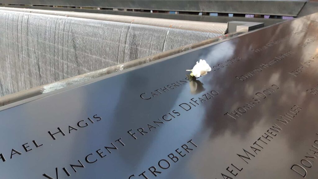 Una rosa en el memorial 11-S en Nueva York