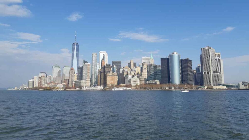 Vista de Battery Park desde el ferry, con Wall Street al fondo