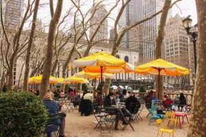 Mesas con gente tomando café y leyendo en Bryant Park