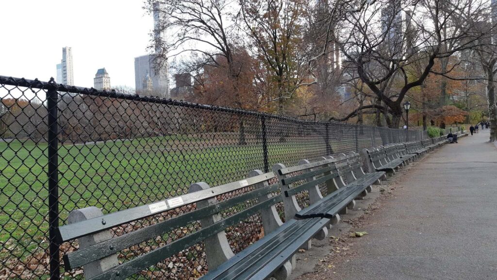 Bancos en un paseo de Central Park de Nueva York