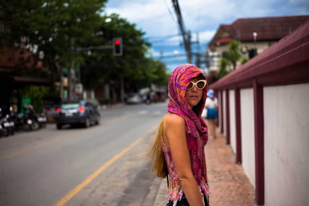 Mujer con pañuelo eb la cabeza