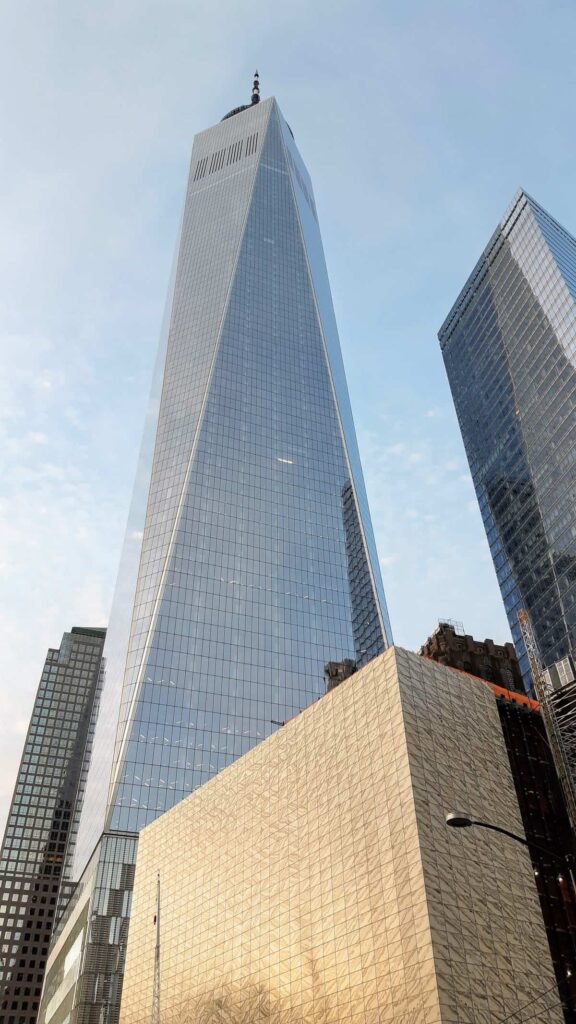 Vista del One World Trade Center desde el Memorial 11-S