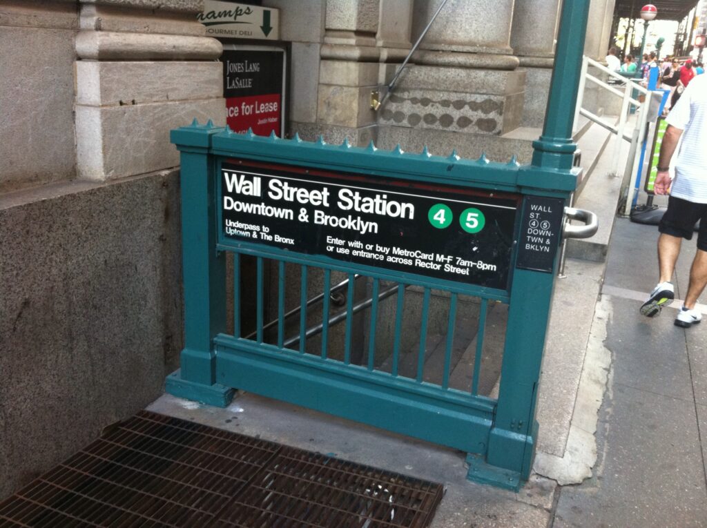Entrada a la estación de metro de Wall Street