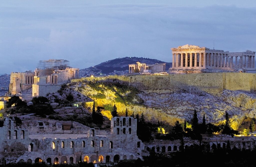 Vista de la Acropolis desde la terraza de un hotel en Atenas
