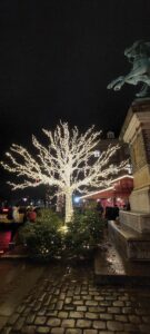 Arbol iluminado mercadillo navidad