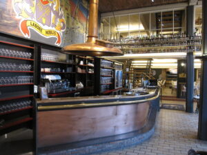 Interior de la cervecería De Halve Maan en Brujas