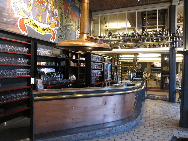 Interior de la cervecería De Halve Maan en Brujas