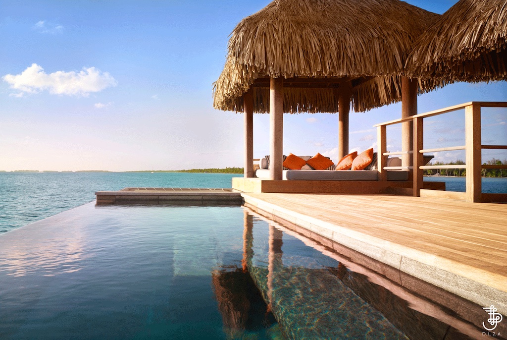 Piscina privada de water villa en resort de lujo en Bora Bora