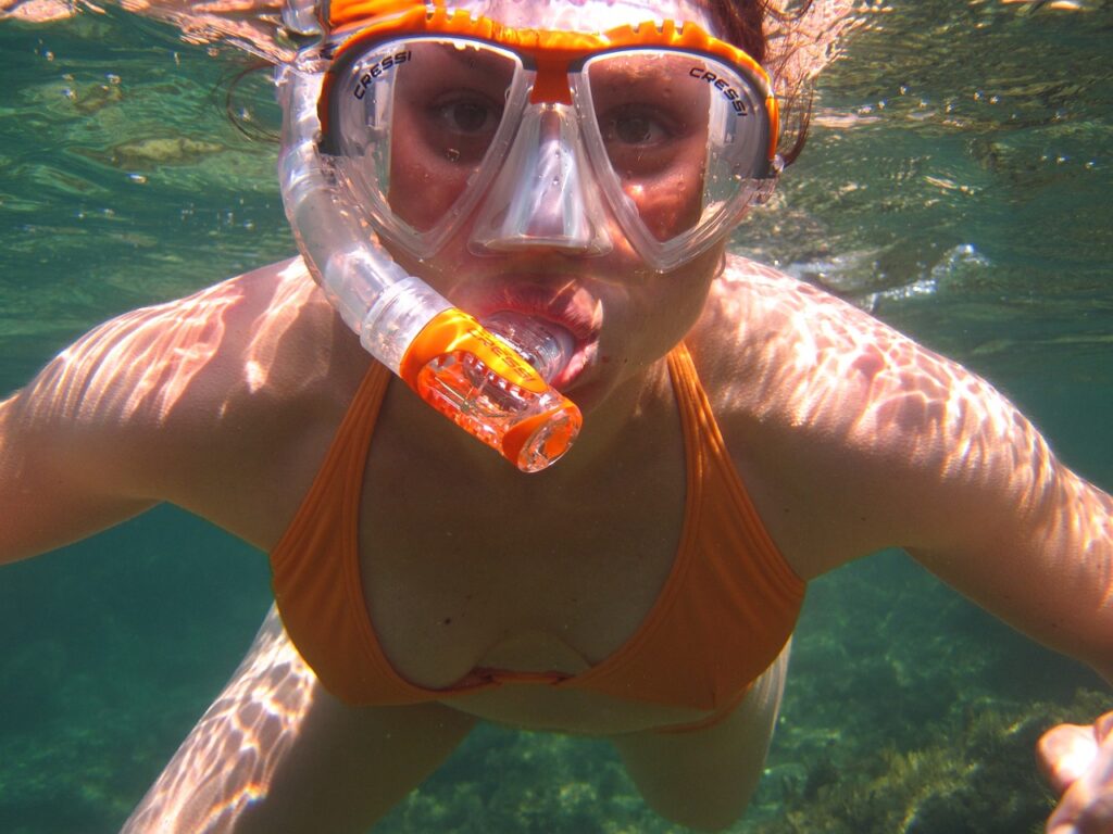 Mujer haciendo snorkel