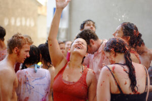 Jóvenes en las fiestas de La tomatina