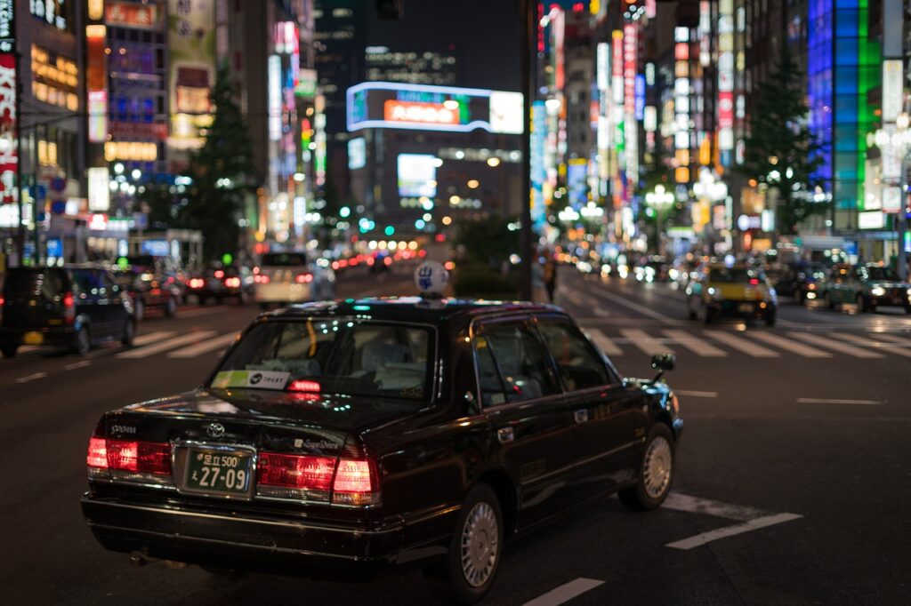 Coche en calles de Tokio, Japón or la noche