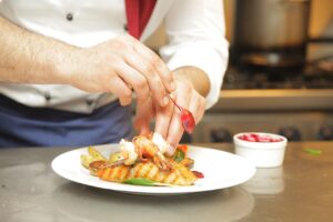 Cocinero prepara plato