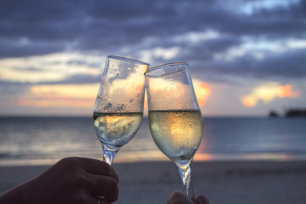 brindis copas en playa