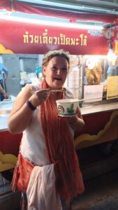 Comiendo en un mercado callejero de Bangkok