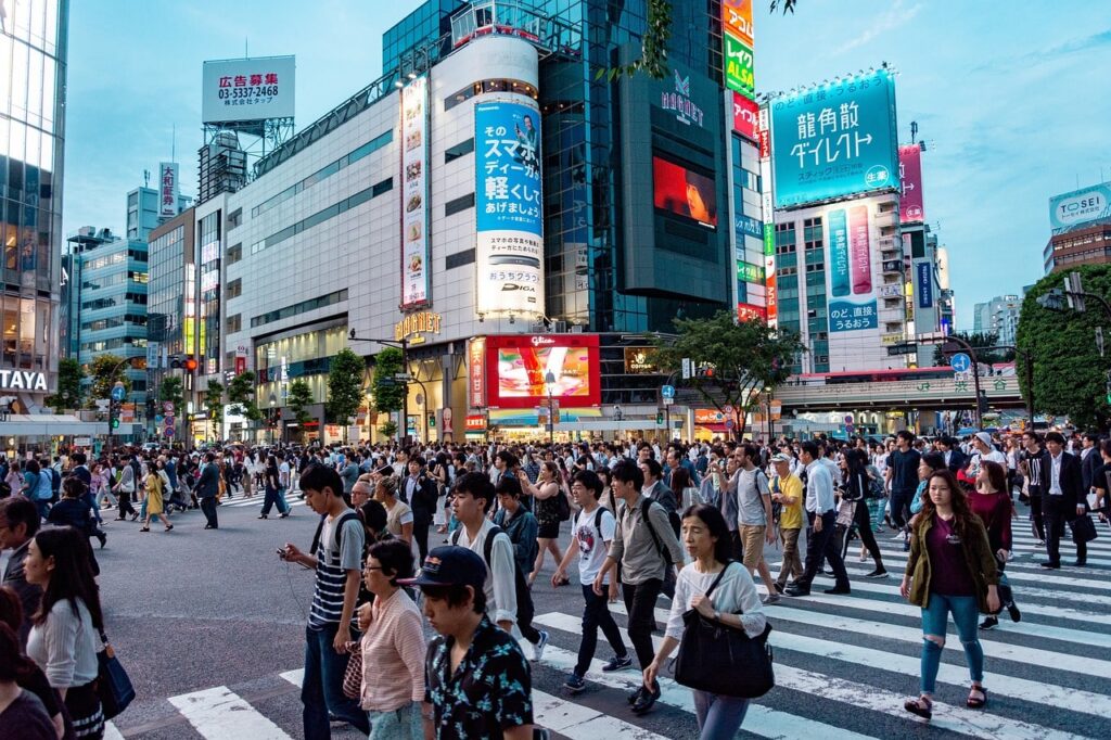 gente cruzando una calle de Tokio, en Japón