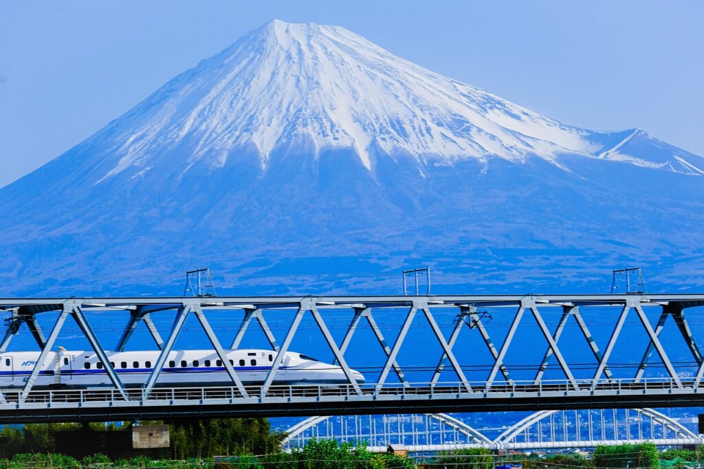 Tren bala frente a monte Fuji en Japón
