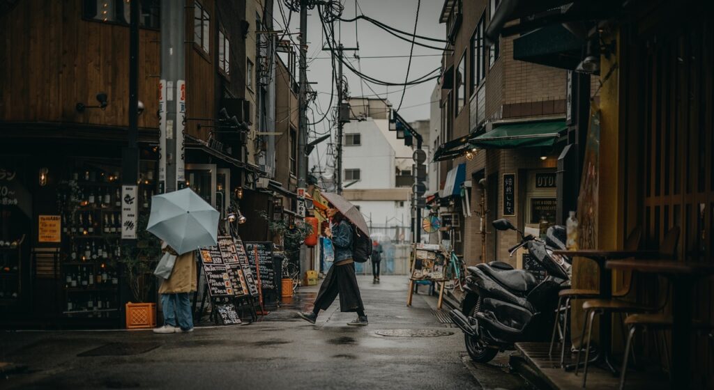 mujer en un mercado de Tokio en Japón