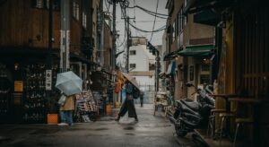 mujer en un mercado de Tokio en Japón