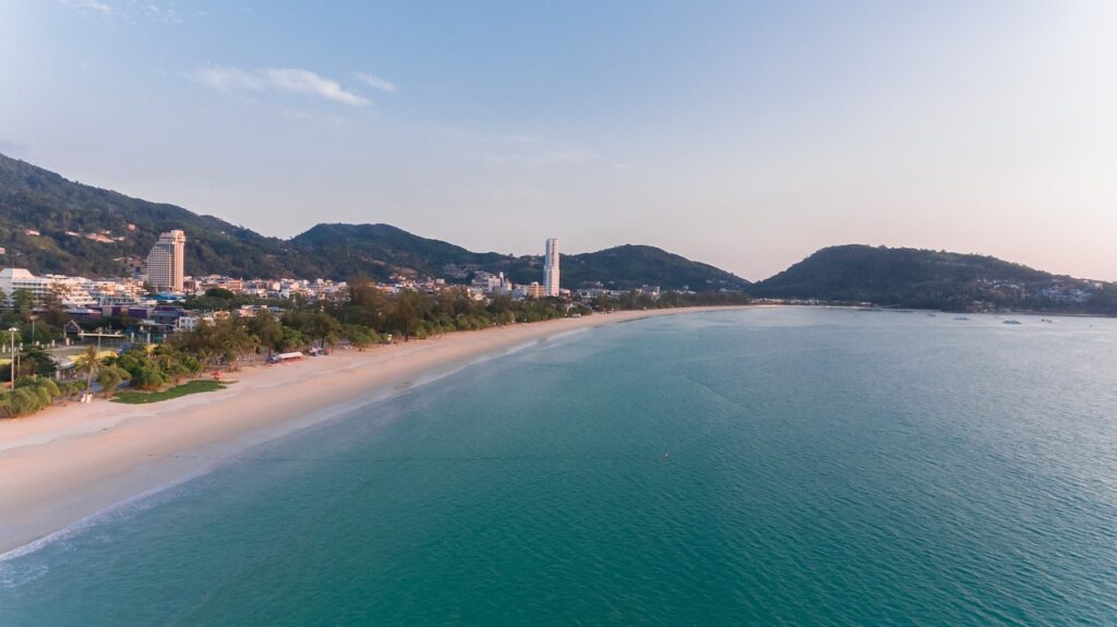 Patong Beach en Phuket, isla de Tailandia