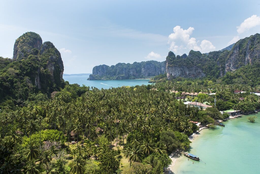 Railay Beach una de las islas de Tailandia más impresionantes