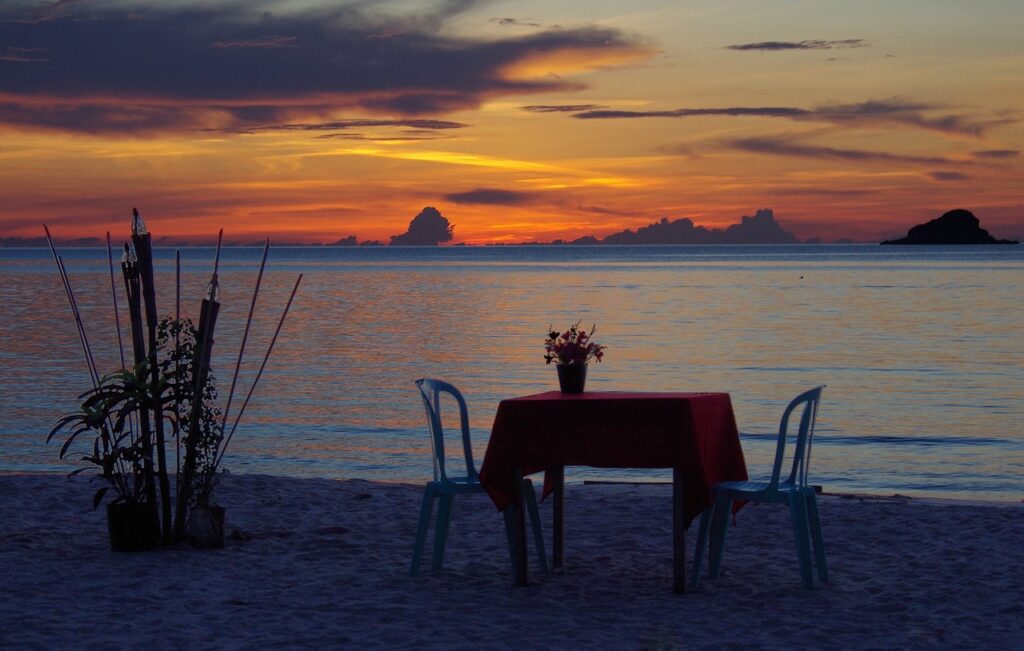 Cena atardecer romántico