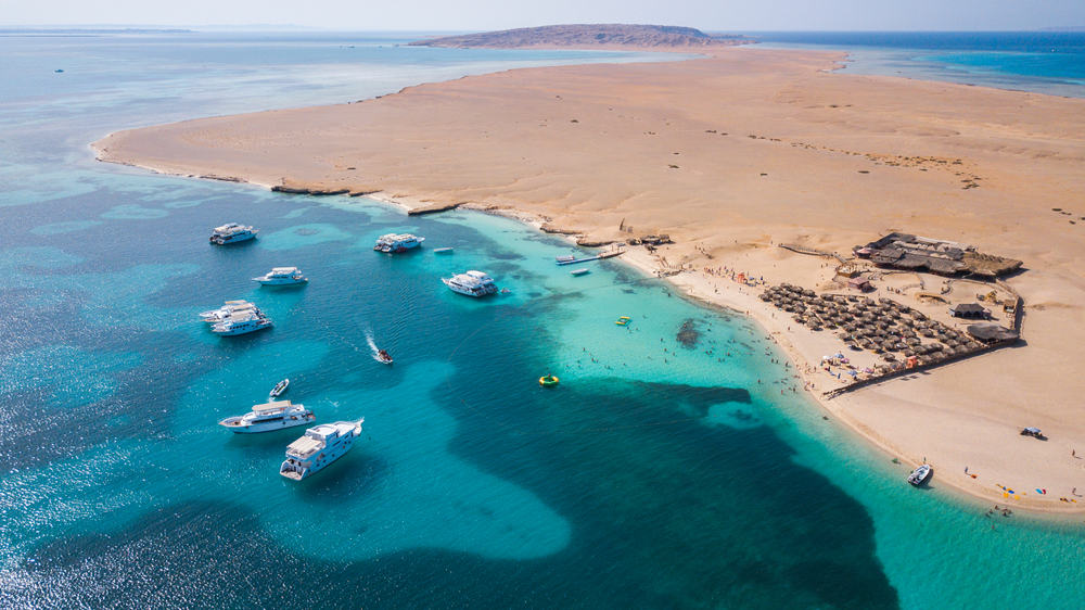 Vista aérea de un grupo de yates atracados frente a la Isla Giftun en Hurghanda en el Mar Rojo, Egipto para pasar un dia de actividades acuáticas y recreativas
