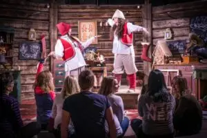 Escena de la escuela de elfos en SantaPark, Laponia