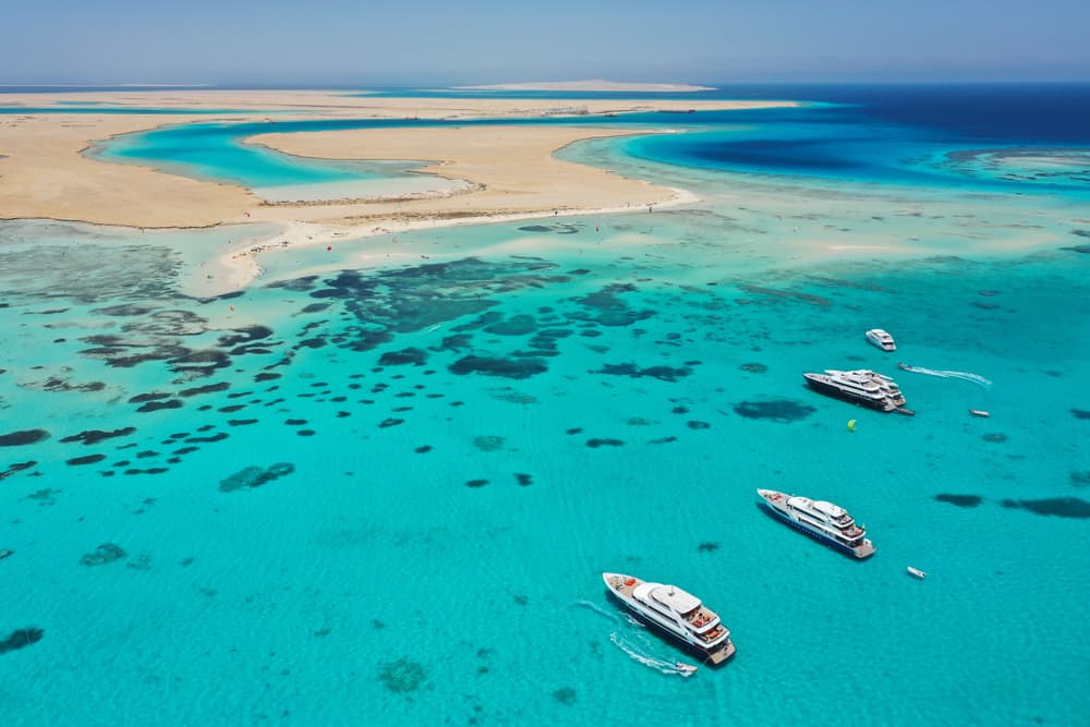 Vista aera de unos yates frente a la Isla Tawilia en el Mar Rojo con el impresionante azul turquesa de sus aguas 