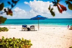 Pareja de novios en la playa en Islas Barbados