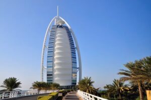 Plano general del Burj al arab de Dubai durante una excursión