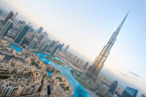 Plano general de Dubai con el Burj Khalifa en el centro