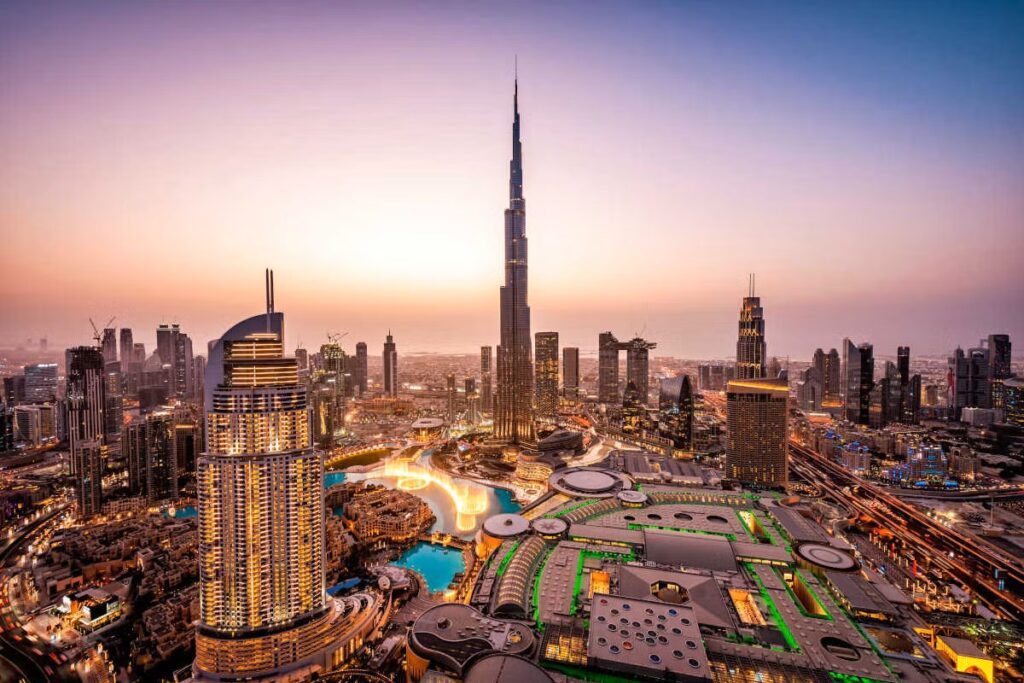 Plano general de Dubai con el Burj Khalifa en el centro