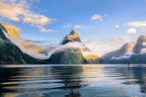 Fiordo Milford Sound entre montañas en Nueva Zelanda