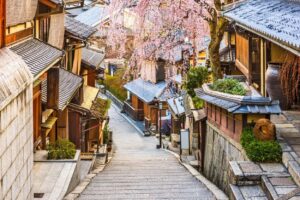 Templo tradicional entre cerezos en Kioto, Japón