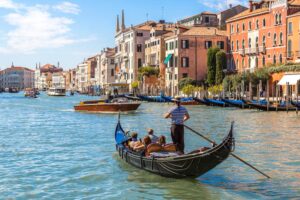 Pareja recorriendo los canales de Venecia en góndola