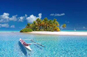 Canoa frente atolón en Polinesia como destino de viajes de novios