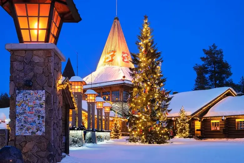 Vista general de Sata Claus Village en Rovaniemi Laponia Finlandia