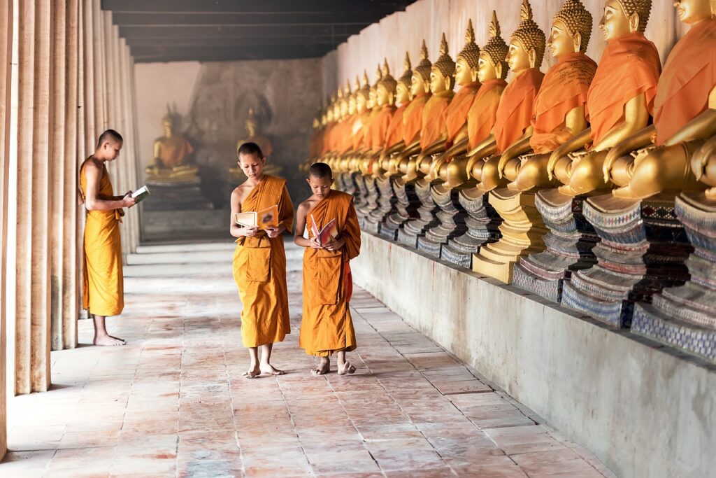 Monjes budistas en Tailandia, uno de los destinos más buscados para viajes de novios al sudeste asiático