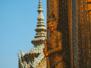 estatua en el interior del palacio real en Bangkok